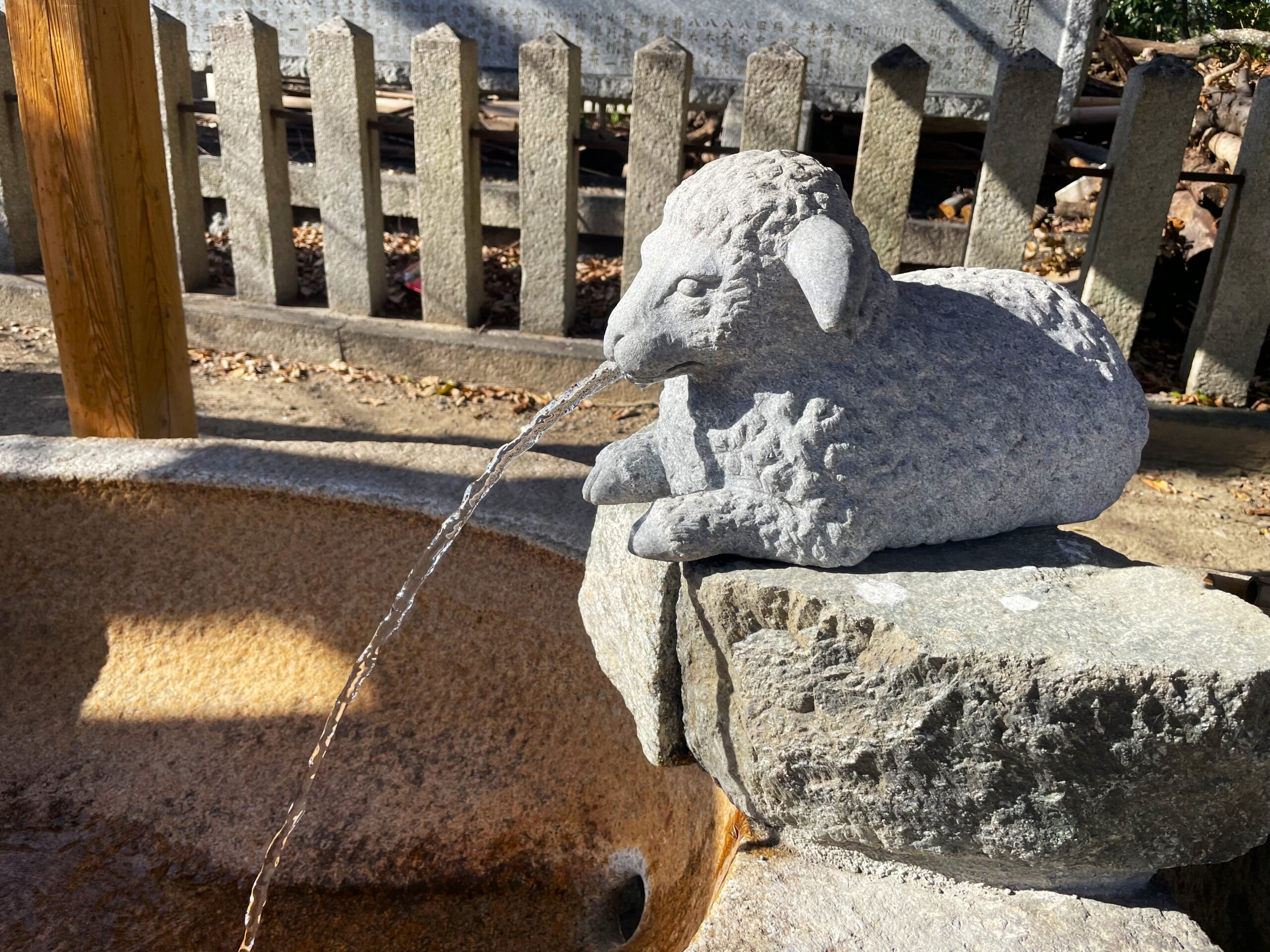 羊の手水舎アップ