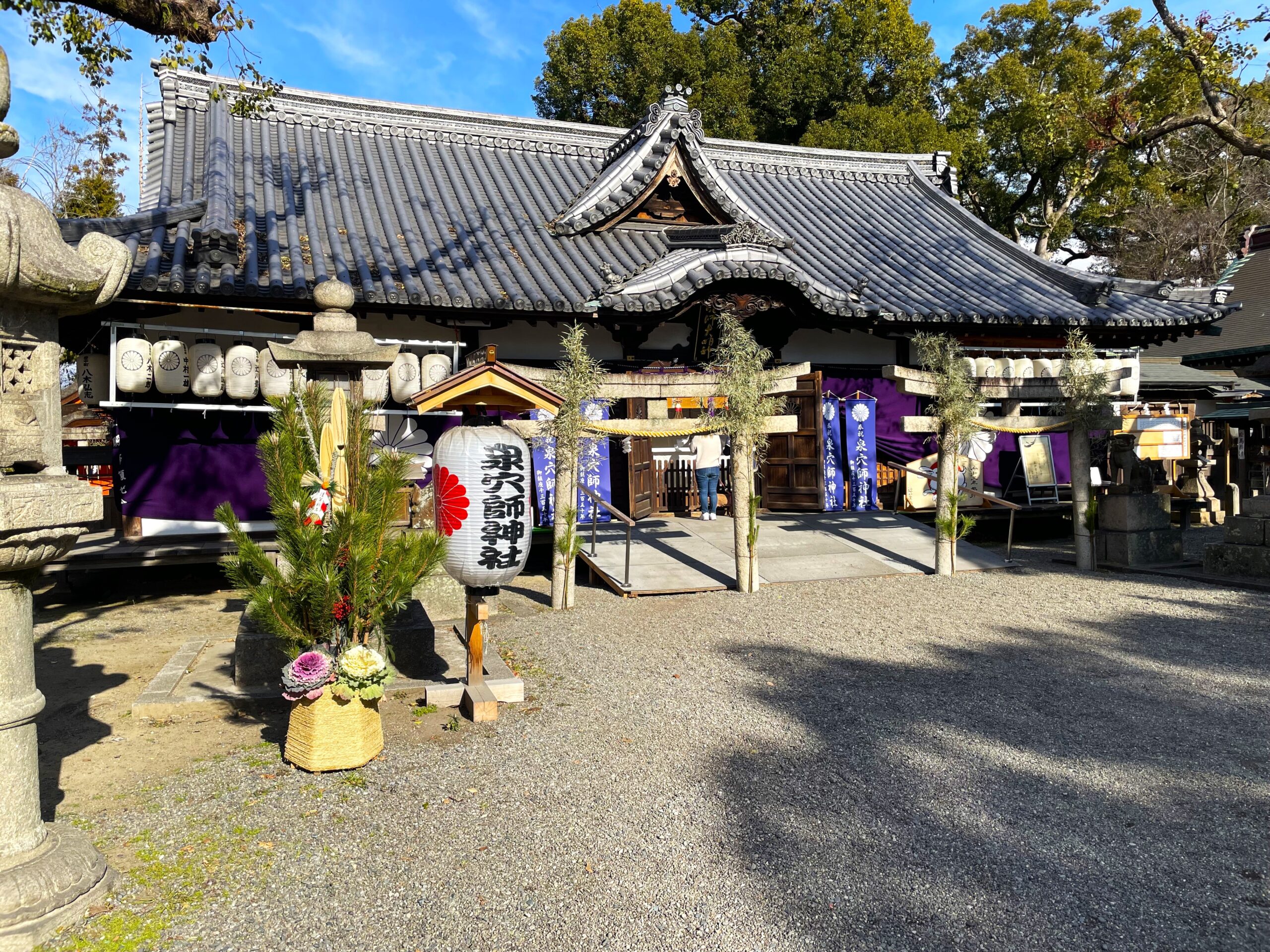 拝殿前の2基の鳥居