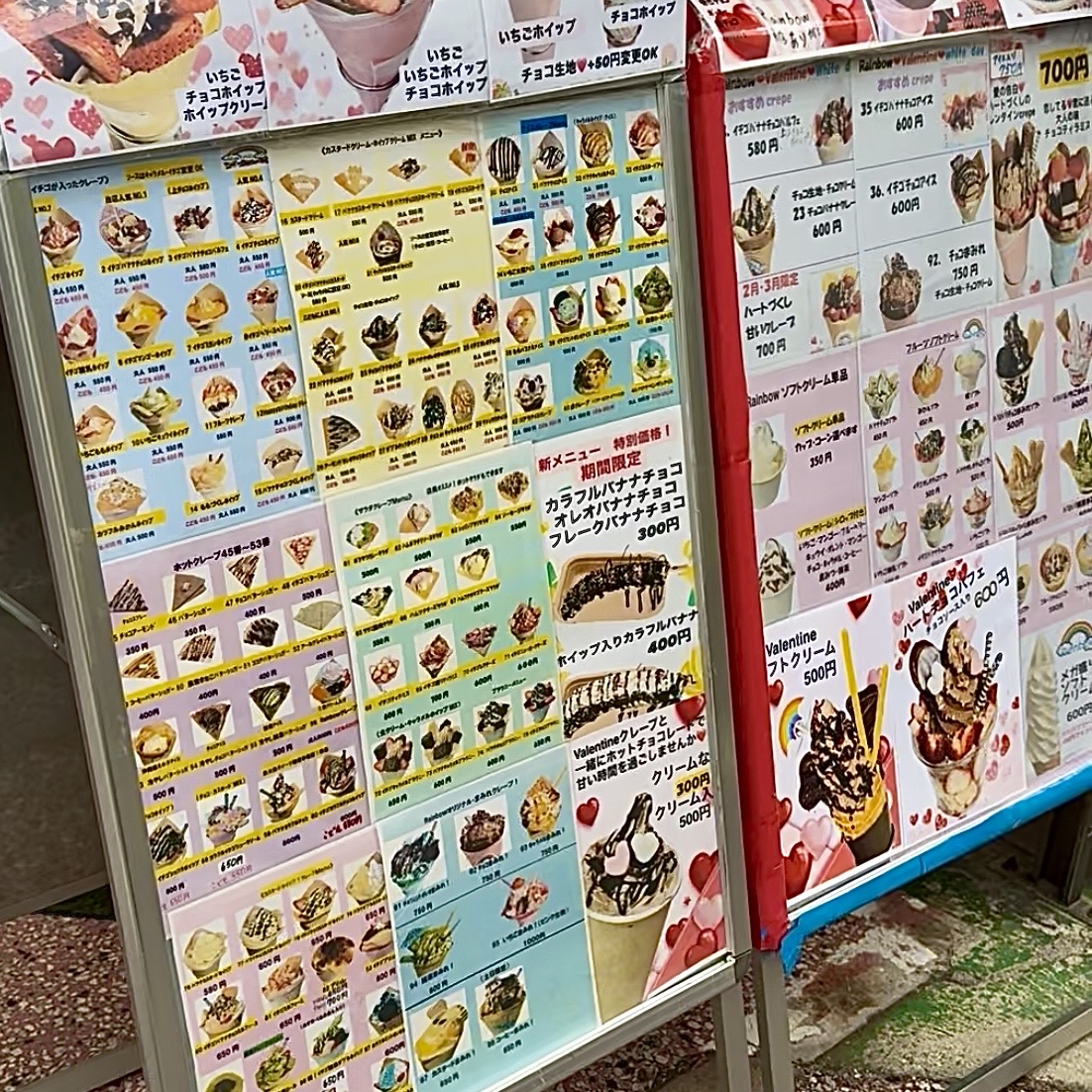 ずらりと並ぶメニュー看板