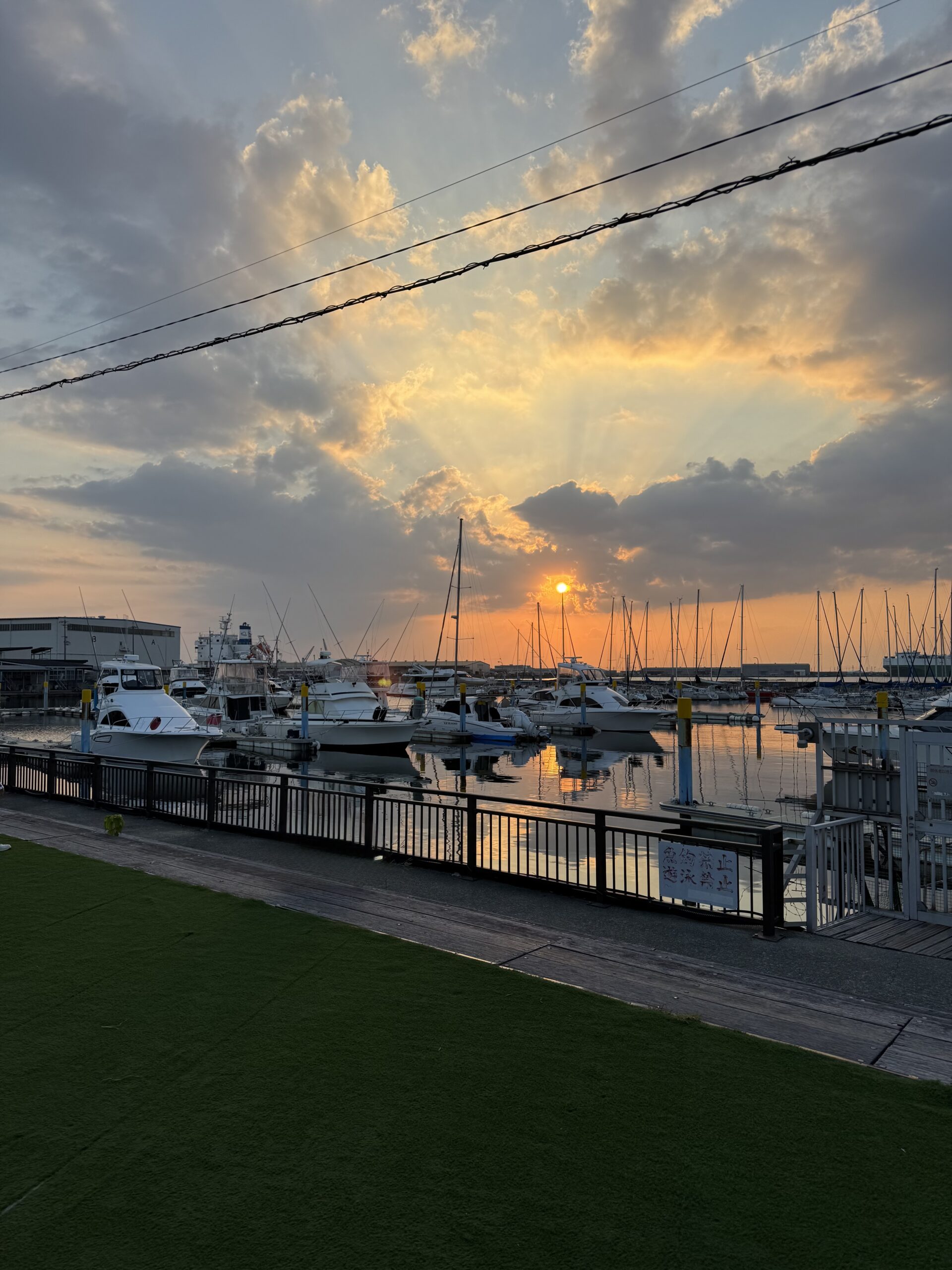 ヨットハーバーに沈む夕陽