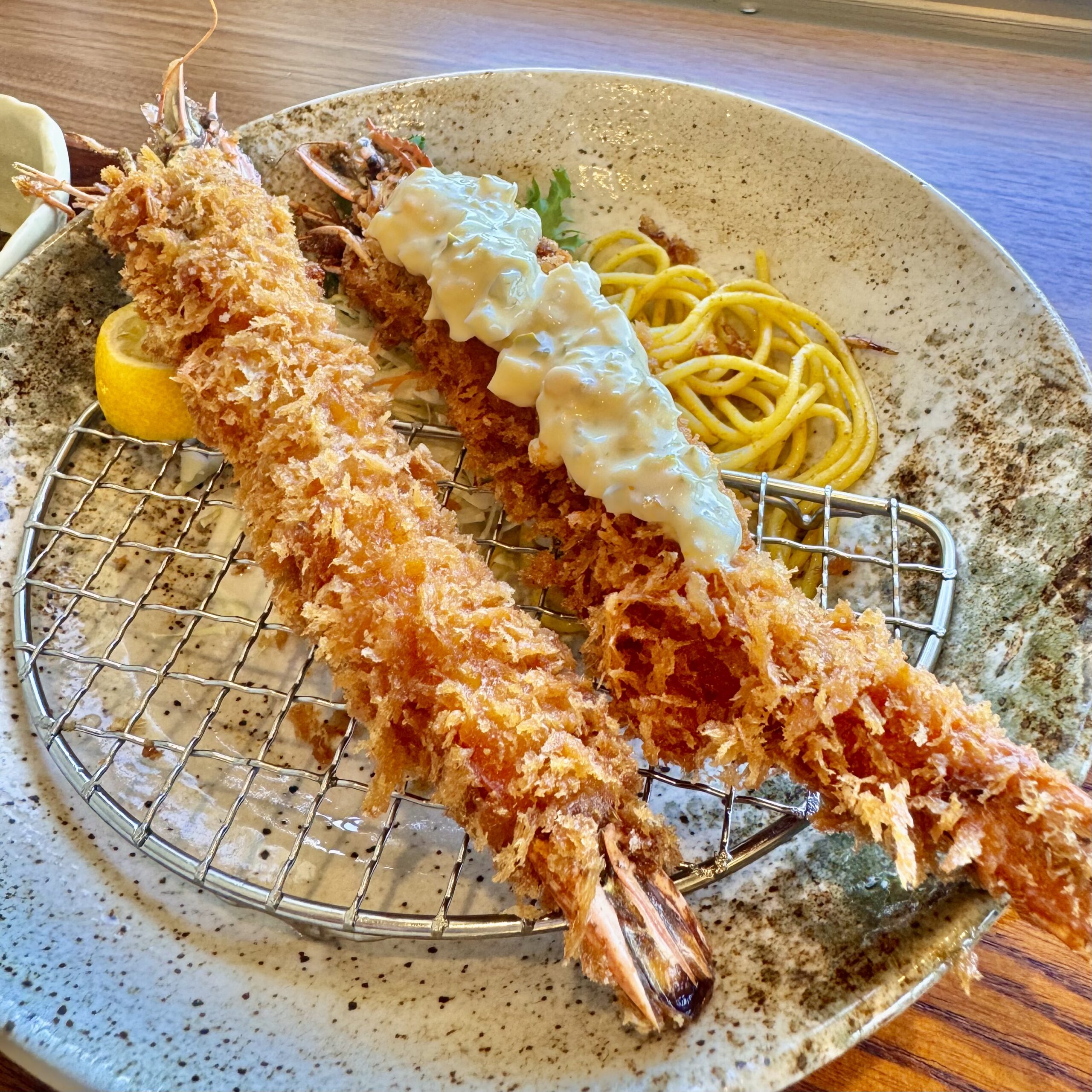 タルタルソースをのせたエビフライ