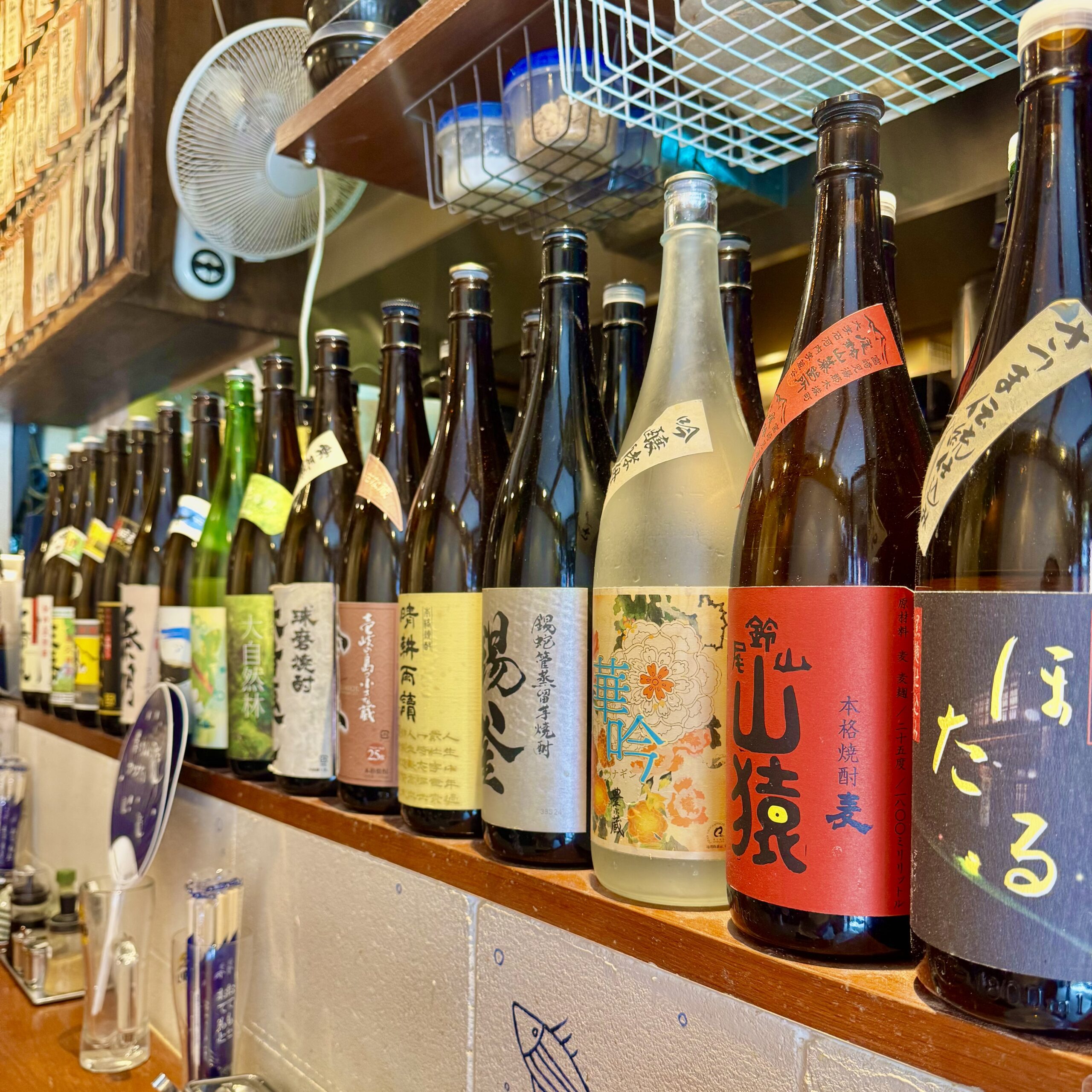 カウンター上に並ぶ一升瓶