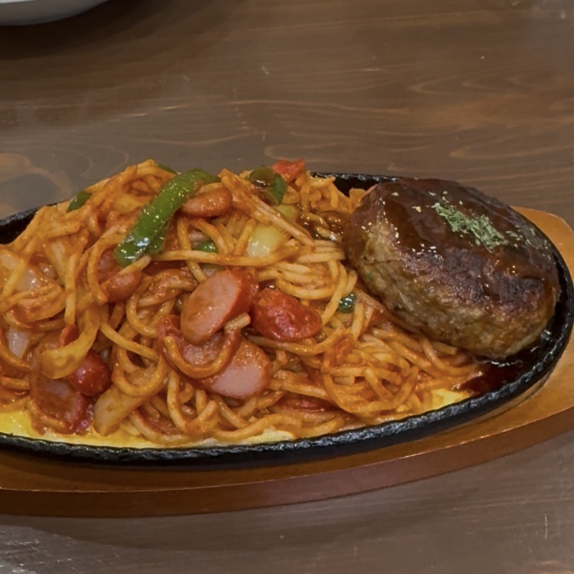 鉄板ナポリタンと手作りハンバーグ