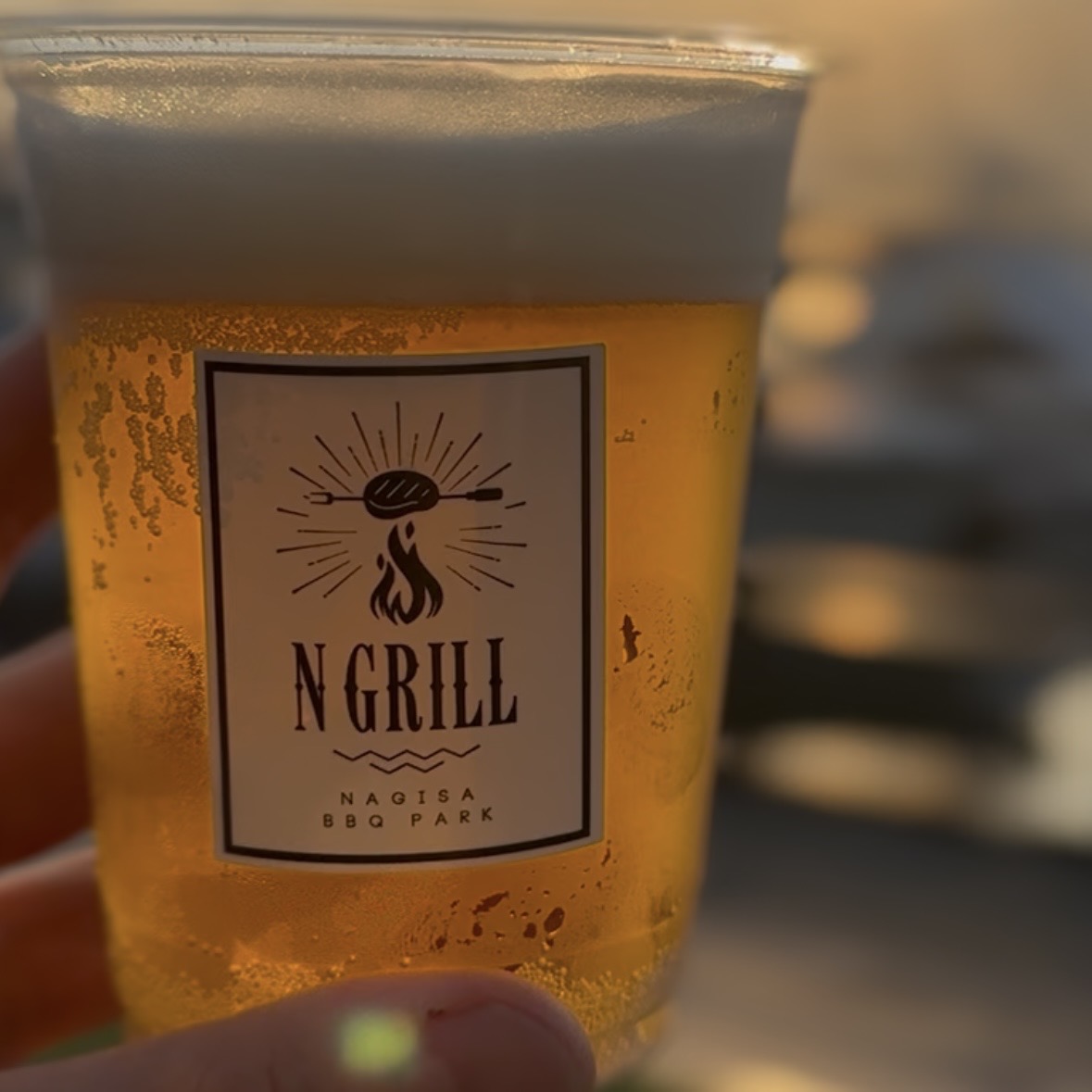夕陽に映えるN GRILLのビール