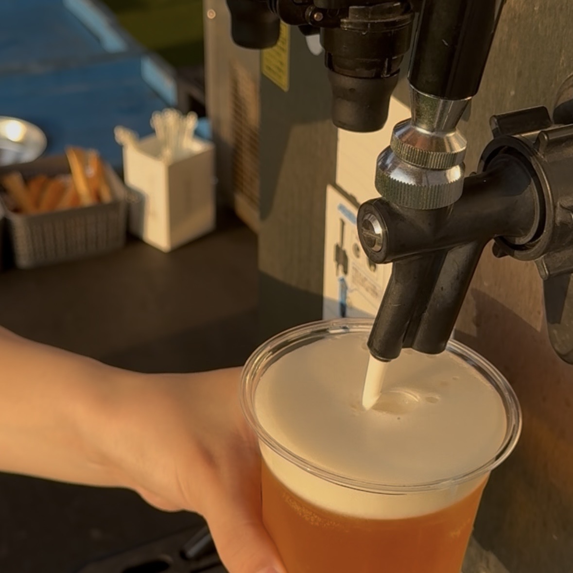 サーバーから注ぐビール
