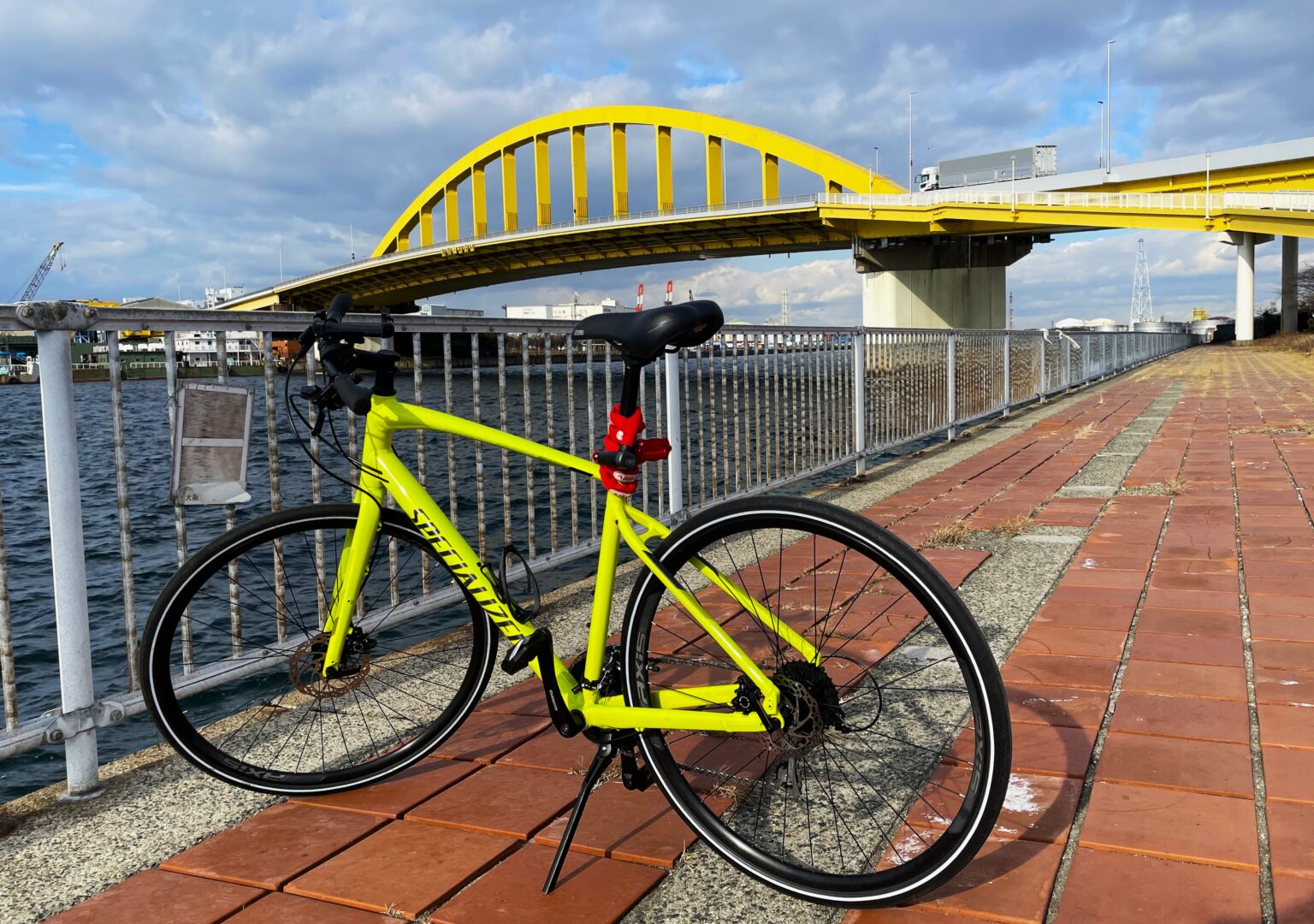 自転車と泉大津大橋の全景