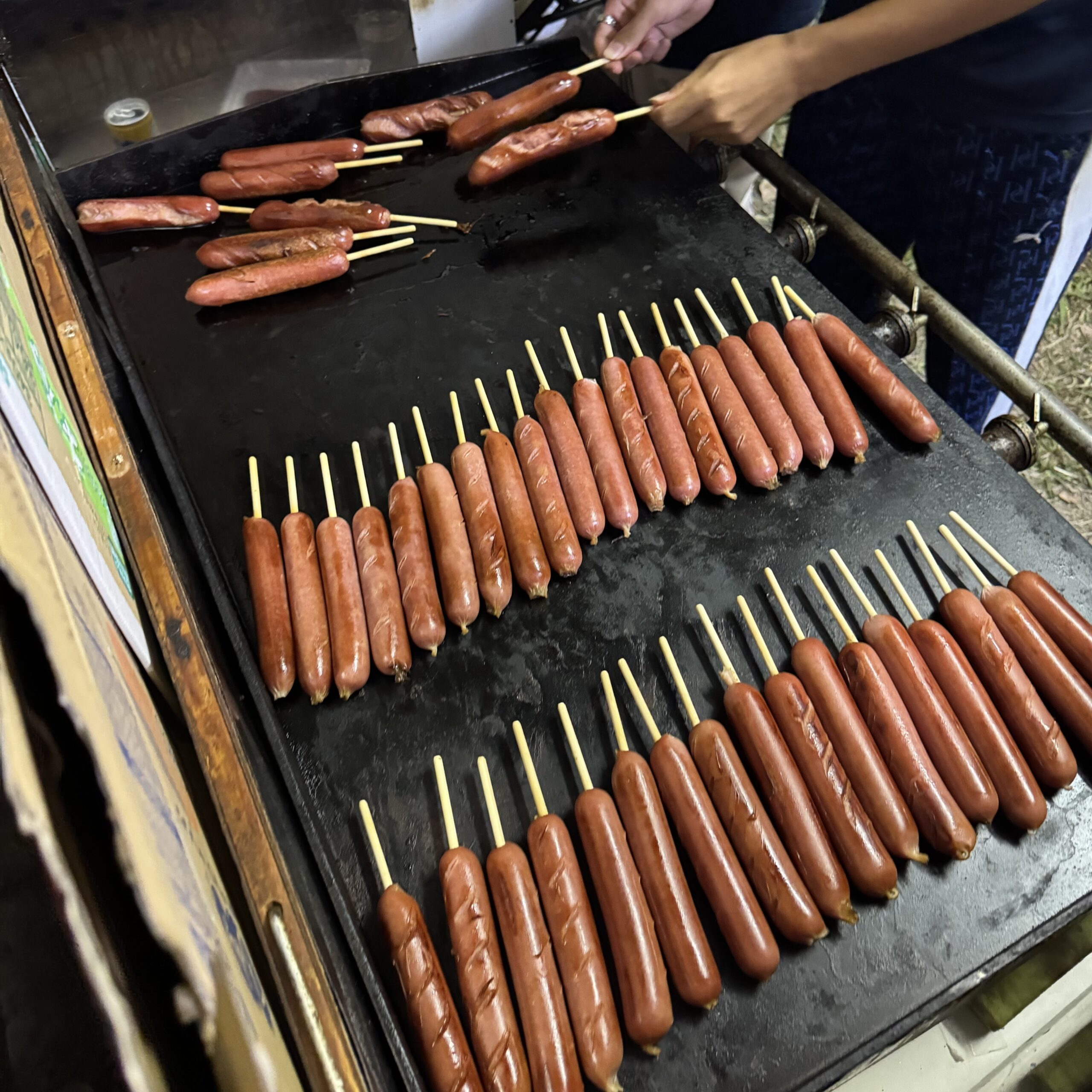 鉄板の上に扇状に並ぶフランクフルト