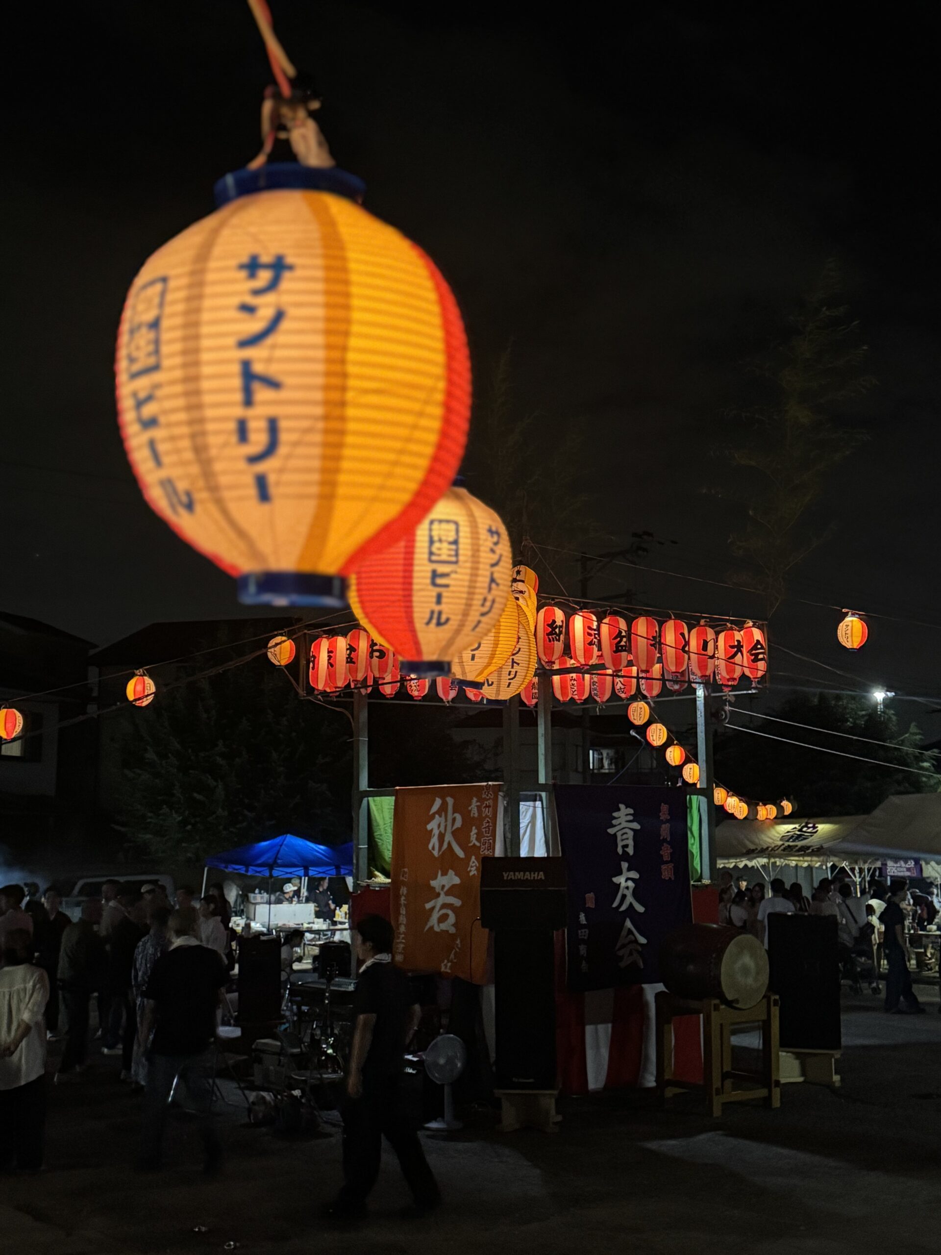 池浦町の盆踊り。櫓の上に連なる提灯