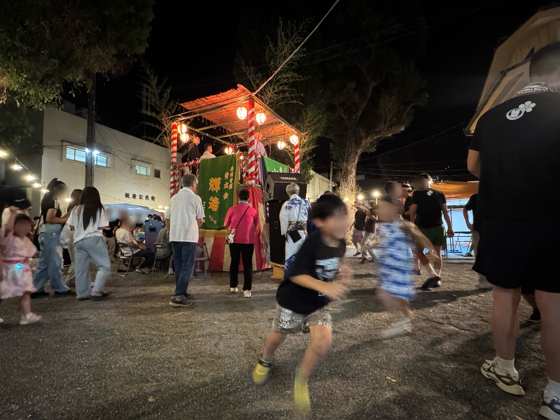 板原町の盆踊り。櫓のまわりを人が行き交う