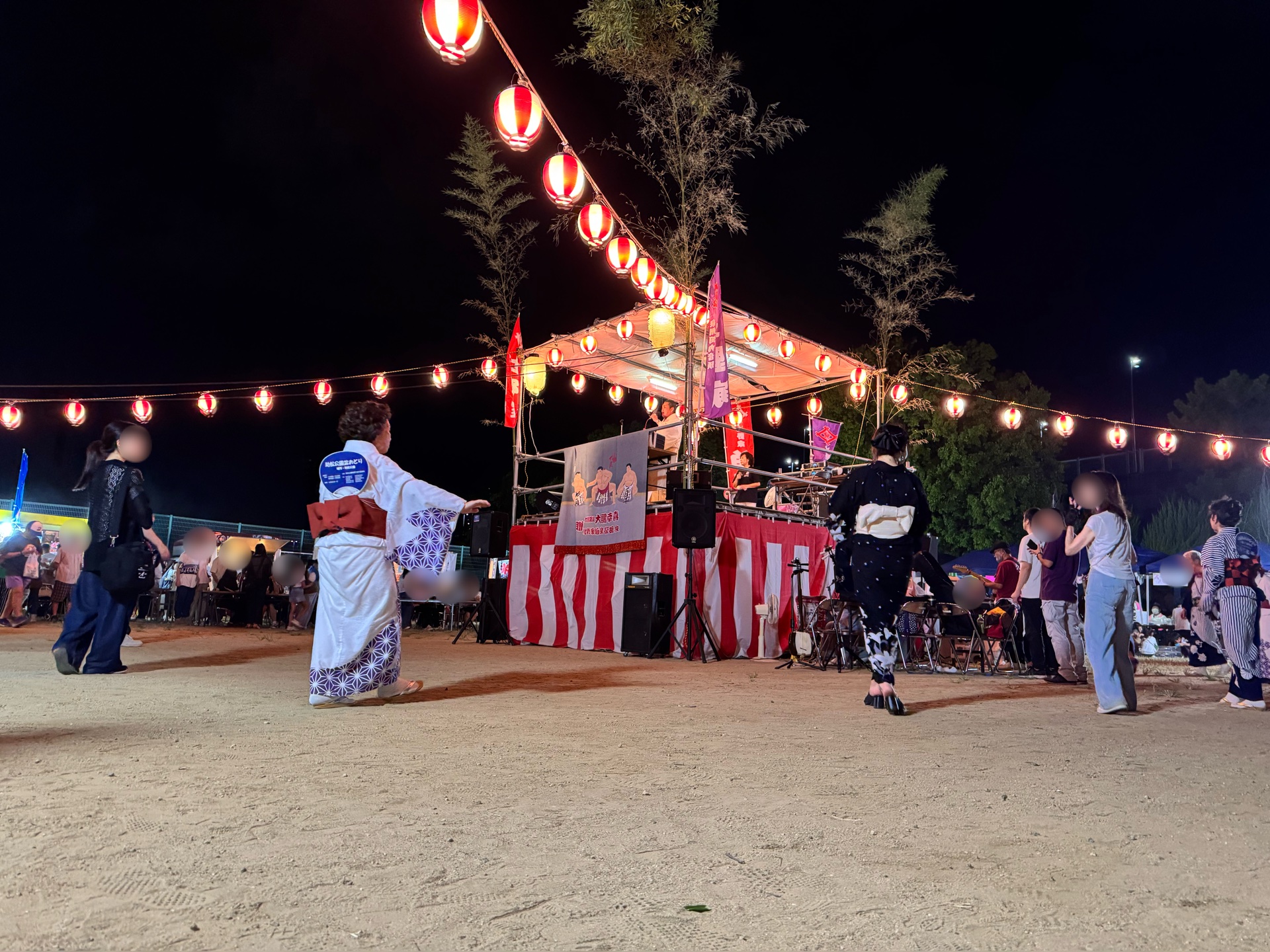 助松公園の盆踊り。大きな櫓のまわりを提灯が囲む