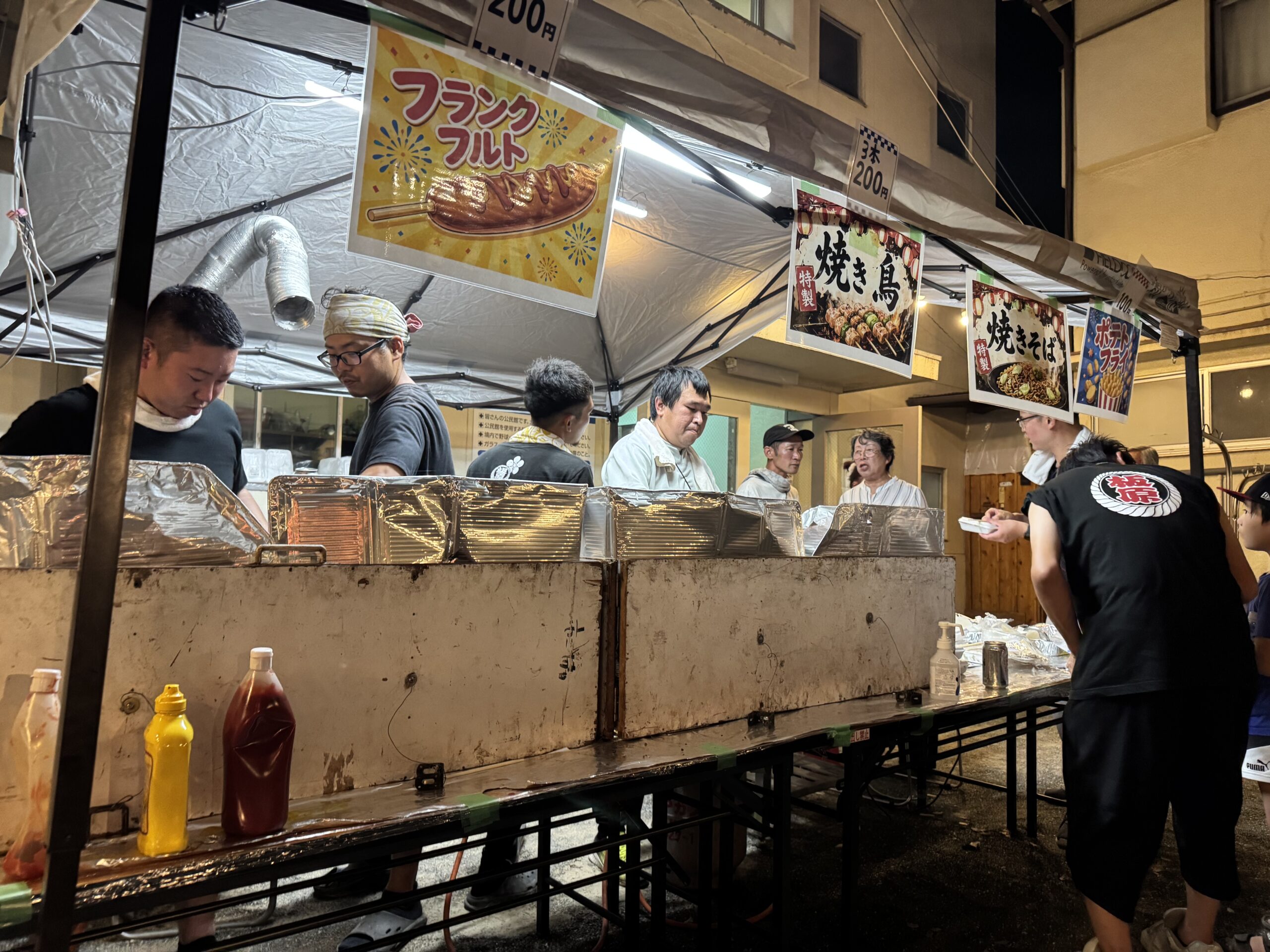 屋台の貼り紙。フランクフルト200円、焼き鳥3本200円、ポテトフライ