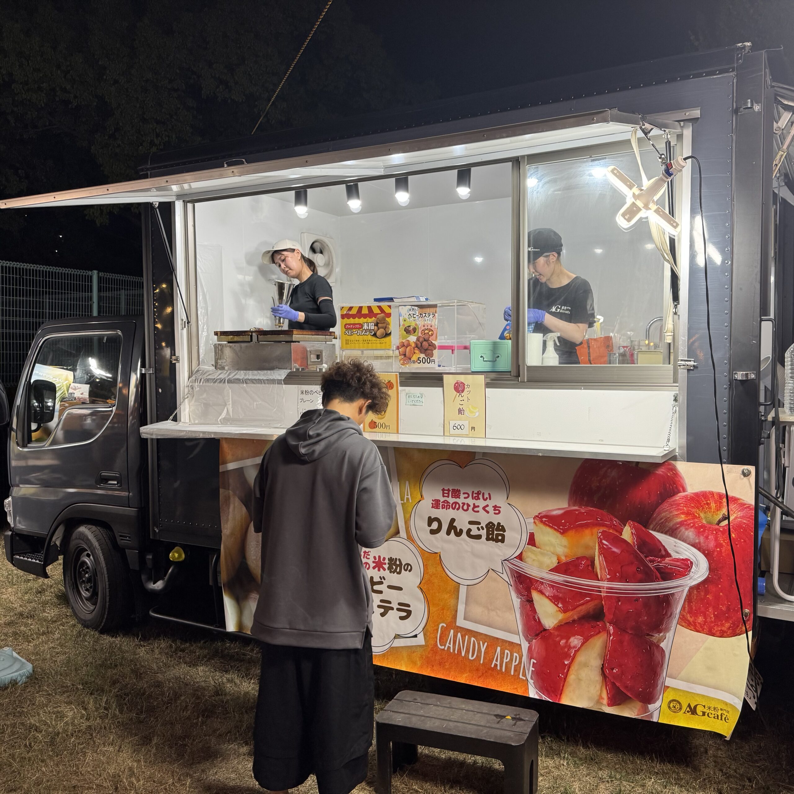 りんご飴のキッチンカー。車体にカットりんご飴の写真