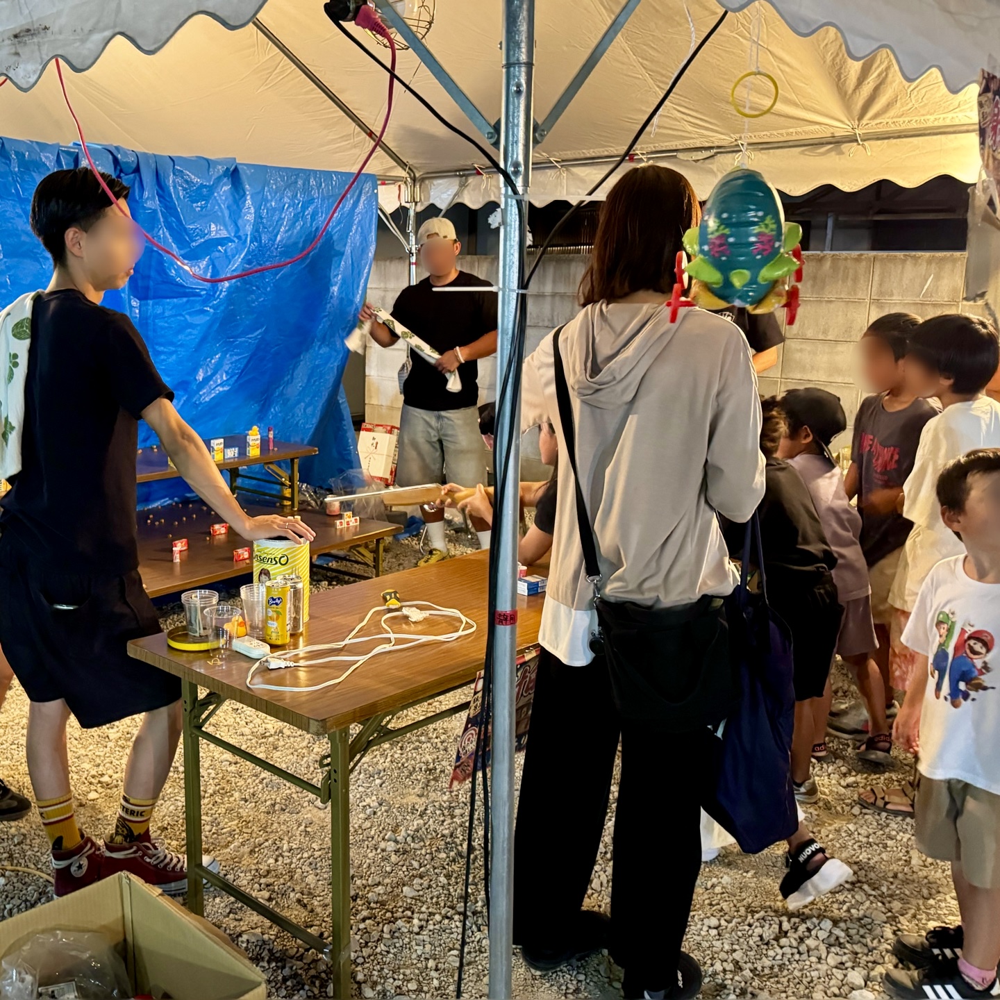 射的の台。向こうにお菓子の箱が並ぶ