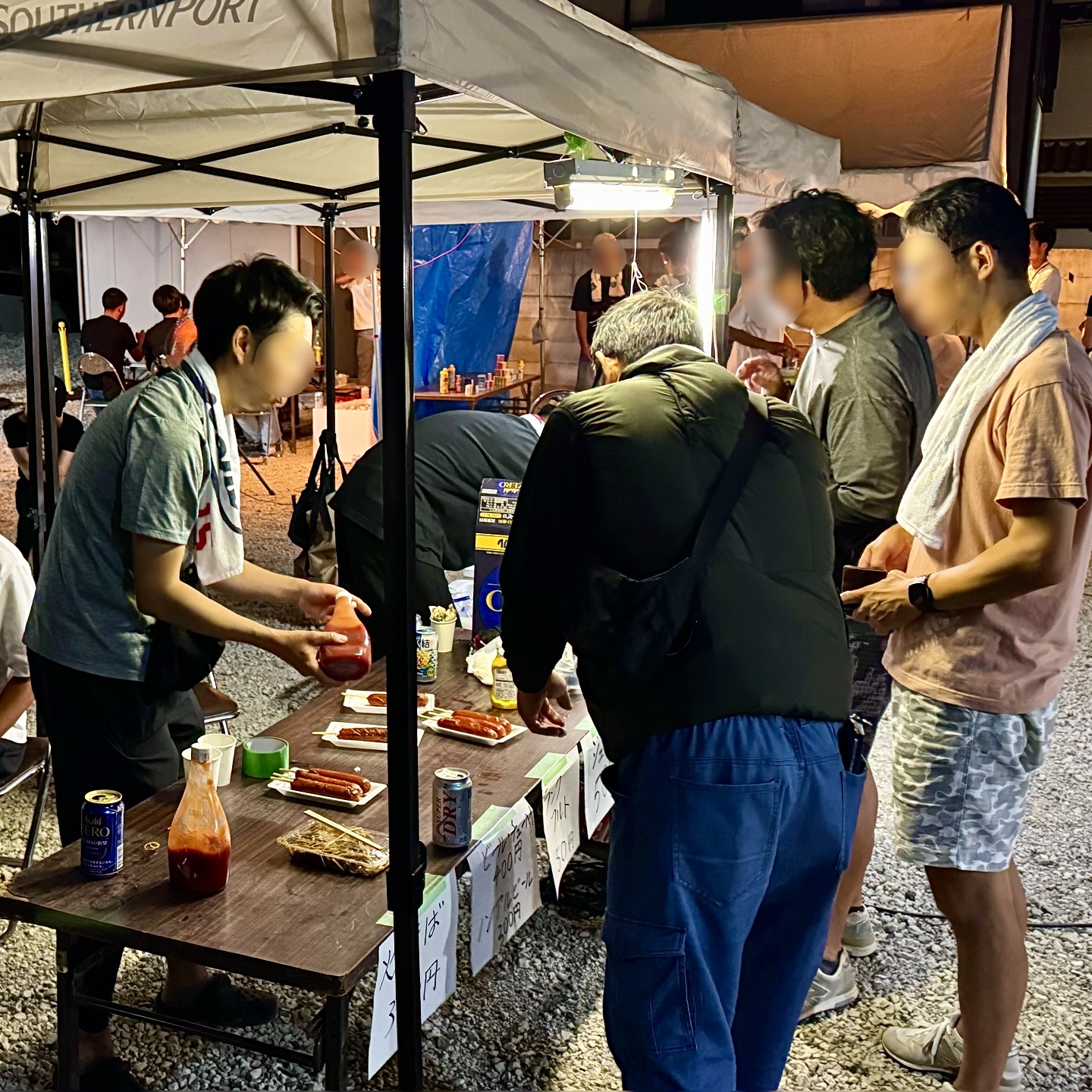 皿に並んだフランクフルトと、下がっている値札